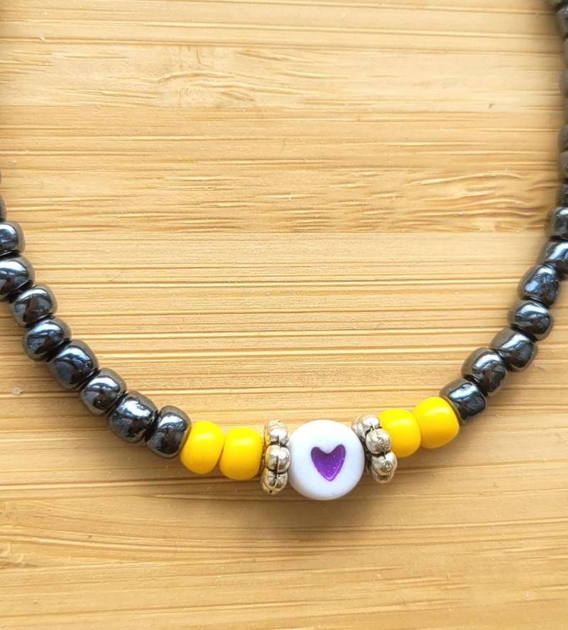 Armband Armkettchen Mit Anthrazitfarbenen Und Gelben Perlen Sowie Einem Lila Herz. Länge Ca. 19, 5 cm + 5 Verlängerung Armband Armkettchen Mit Anthrazitfarbenen Und Gelben Perlen Sowie Einem Lila Herz. Länge Ca. 19, 5 cm + 5 Verlängerung von byschmidtchen