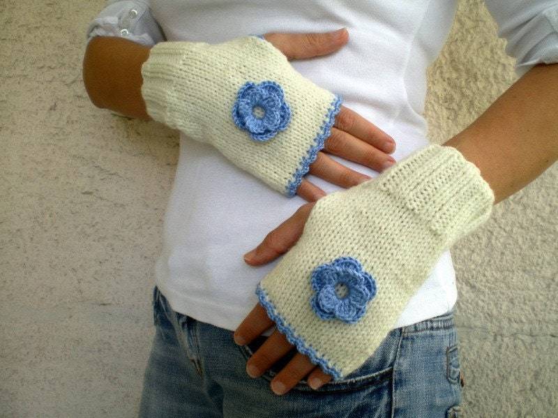 Creme Fingerlose Handschuhe Mit Blauen Häkelblumen, Strick Handwärmer von bysweetmom
