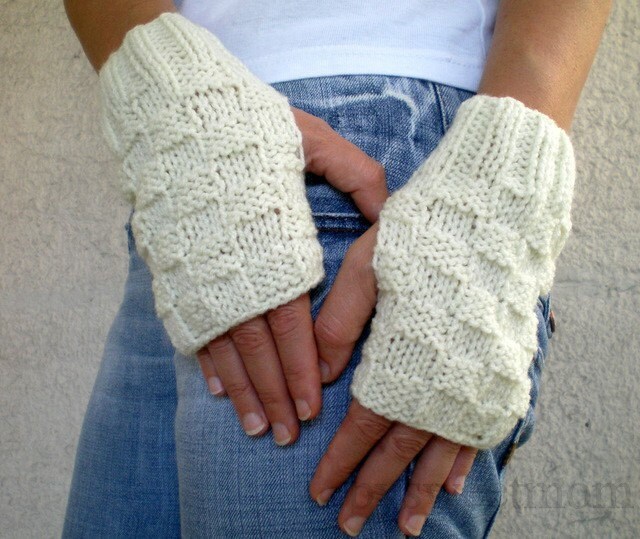 Cremefarbene Fingerlose Handschuhe, Gestrickte Fäustlinge von bysweetmom