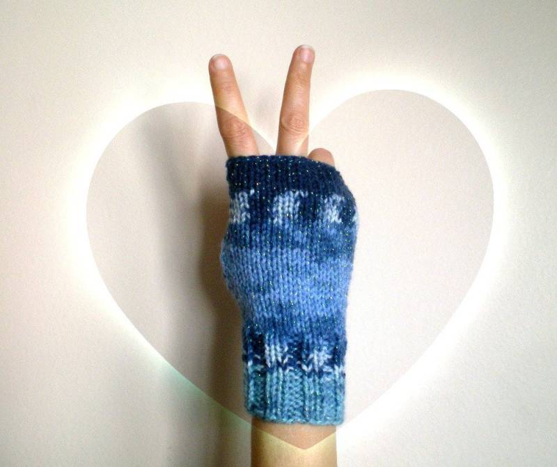 Gemischt Blau Fingerlose Handschuhe, Knit Frauen Handschuhe Mit Silber Sparkles von bysweetmom