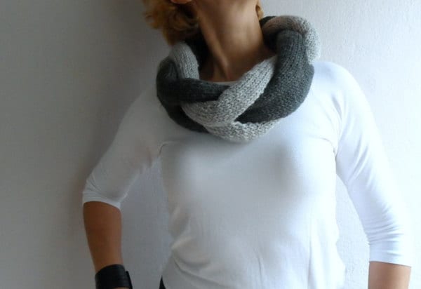 Handgestrickter Geflochtener Infinity-Schal, Zweifarbiger Grauer Schal von bysweetmom