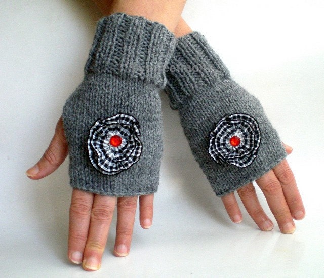 Graue Fingerlose Handschuhe Mit Blumenmuster von bysweetmom