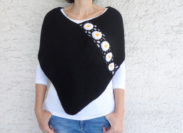 Handgestrickter Schwarzer Poncho Mit Gänseblümchen von bysweetmom