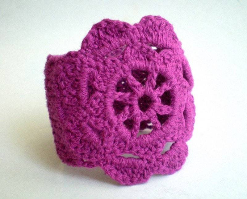 Lila Gehäkeltes Armband, Blumen Armband von bysweetmom