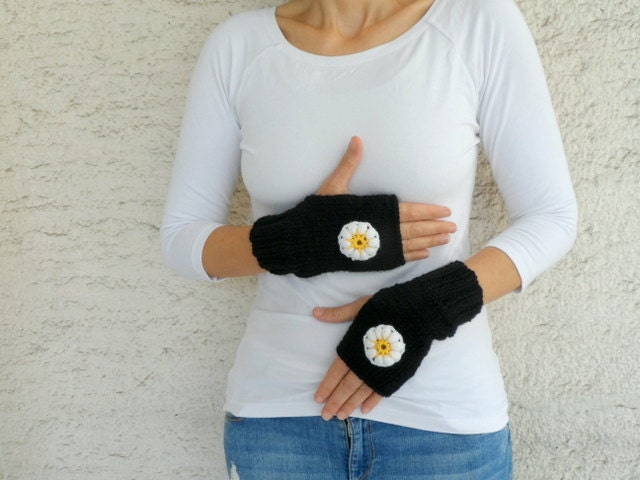 Schwarze Fingerlose Handschuhe Mit Gehäkelten Daisy Blumen, Geschenk Unter 25 von bysweetmom