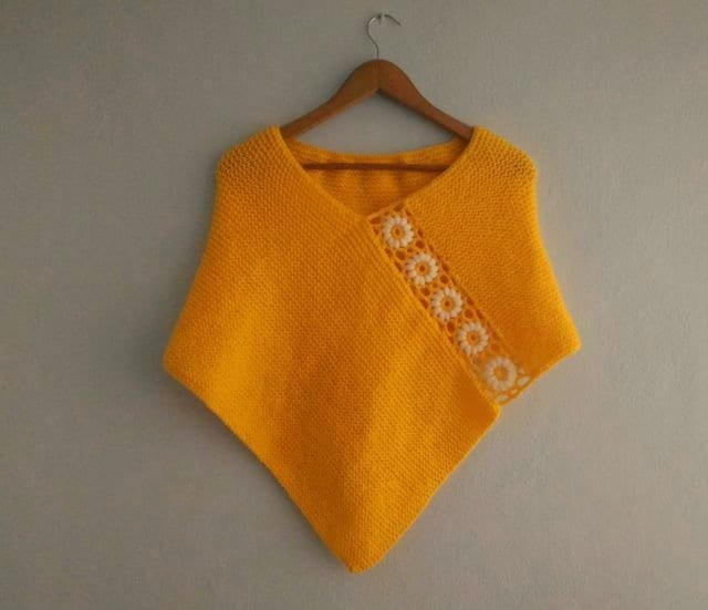 Handgestrickter Senfgelber Poncho Mit Gehäkelten Gänseblümchen von bysweetmom