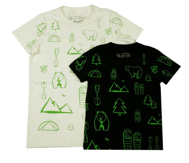 Kinder Camping Über T-Shirts, Schwarz/Kelly Grün Druck. Campingartikel Werden Überall Auf Den Maßgeschneiderten Hemden Gedruckt von caalloverprint