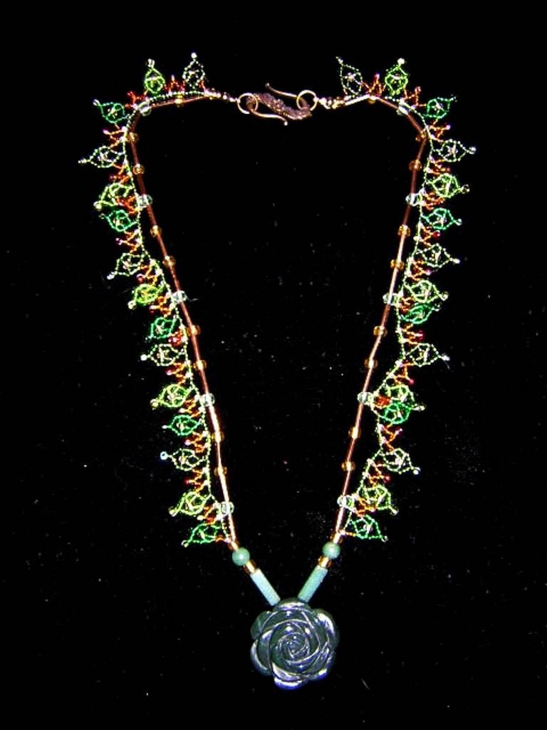 Apachenblatt-Halskette Mit Grünem Steinrosen-Anhänger | N6 von caitlinsfairycircle