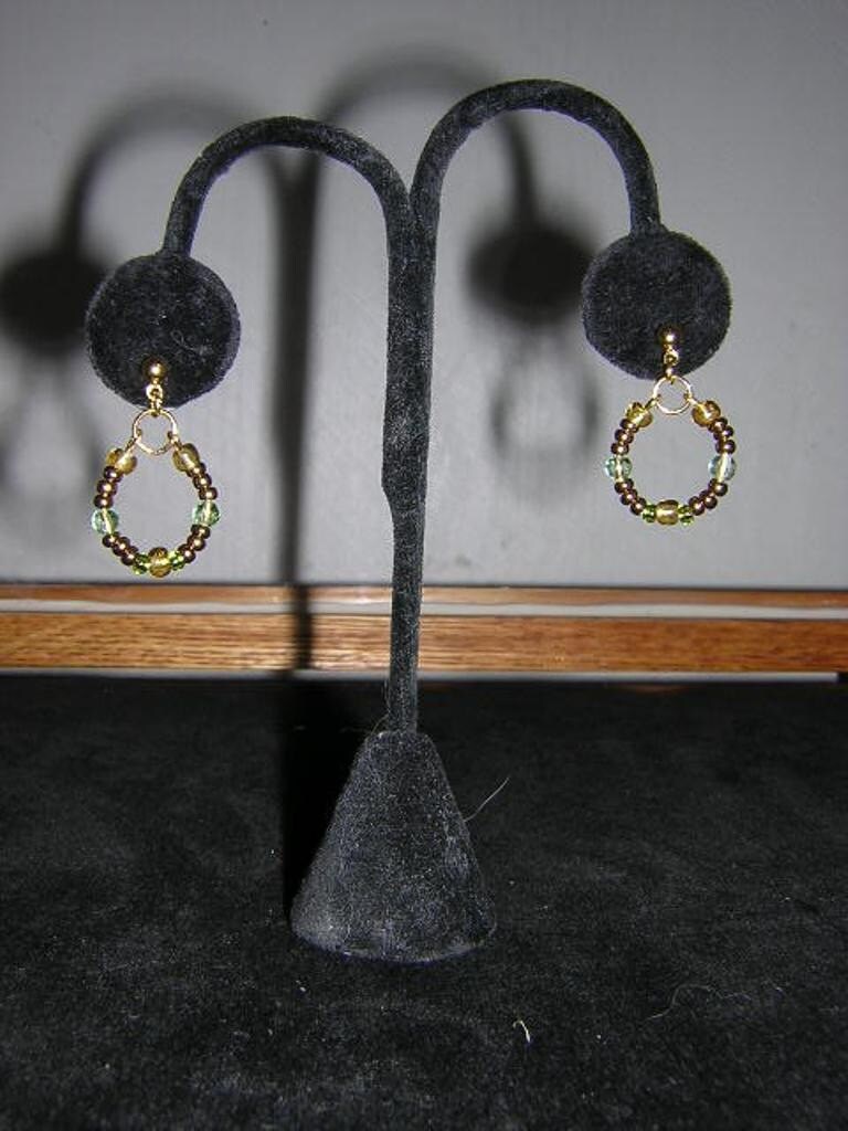 Bestickte Creolen in Bronze Und Grün | E5 von caitlinsfairycircle