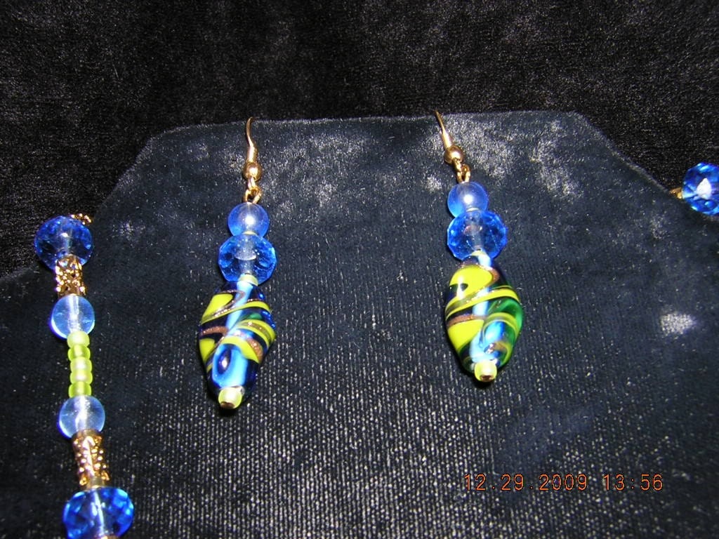 Himmelblaue Tropfen Perlen Ohrringe Mit Gold Haken | E19 von caitlinsfairycircle