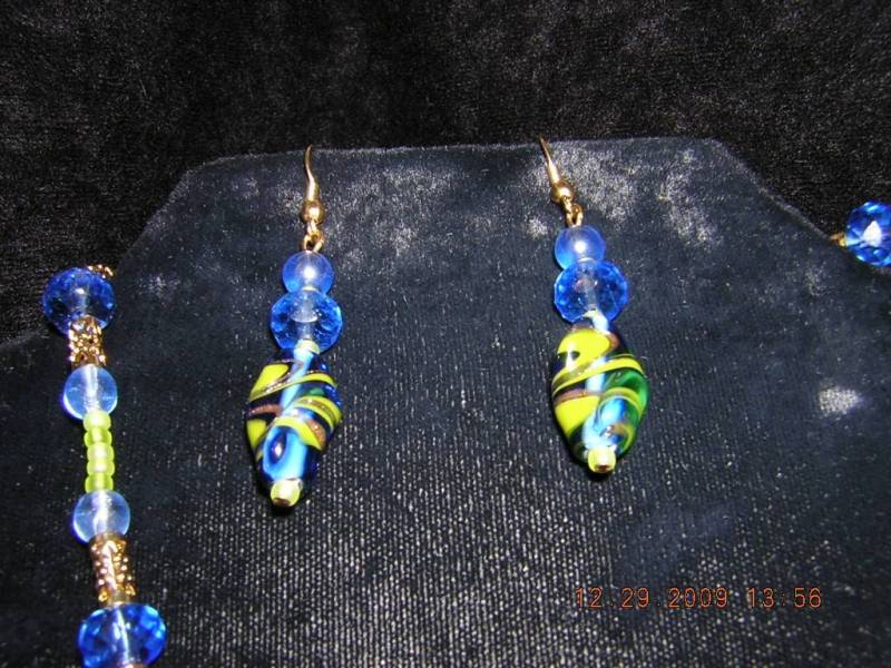 Himmelblaue Tropfen Perlen Ohrringe Mit Gold Haken | E19 von caitlinsfairycircle