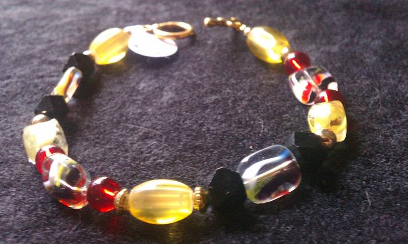 Rot/Gelb/Schwarz Swirls Armband | B25 von caitlinsfairycircle