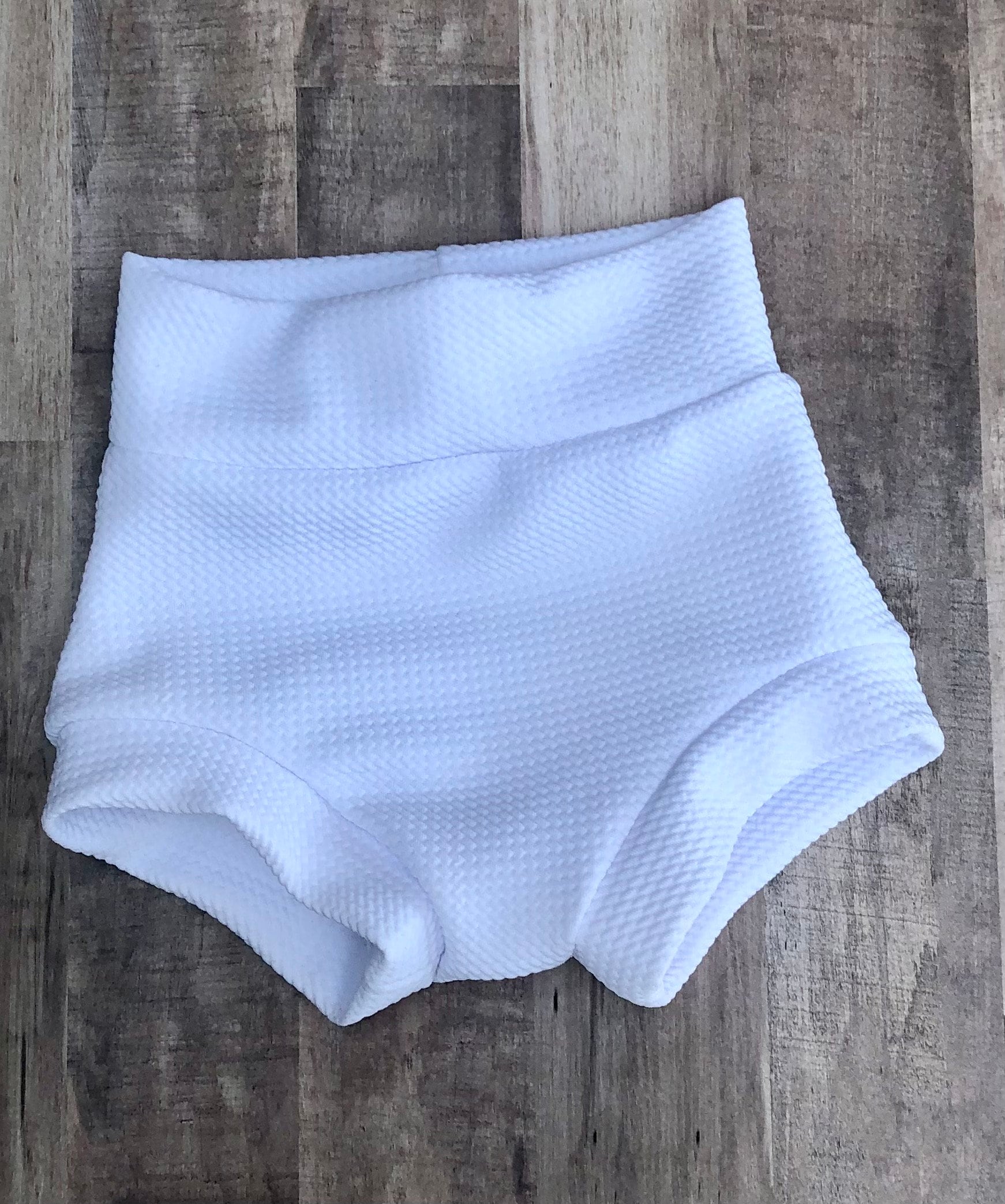 Weiße High Waisted Baby Bummie/White Bummies/Baby Shorties/Baby Girl Shorts/Baby Boy Shorts/Newborn Bummie/Windel Cover/Bloomers/Baby von cajunchiccreations