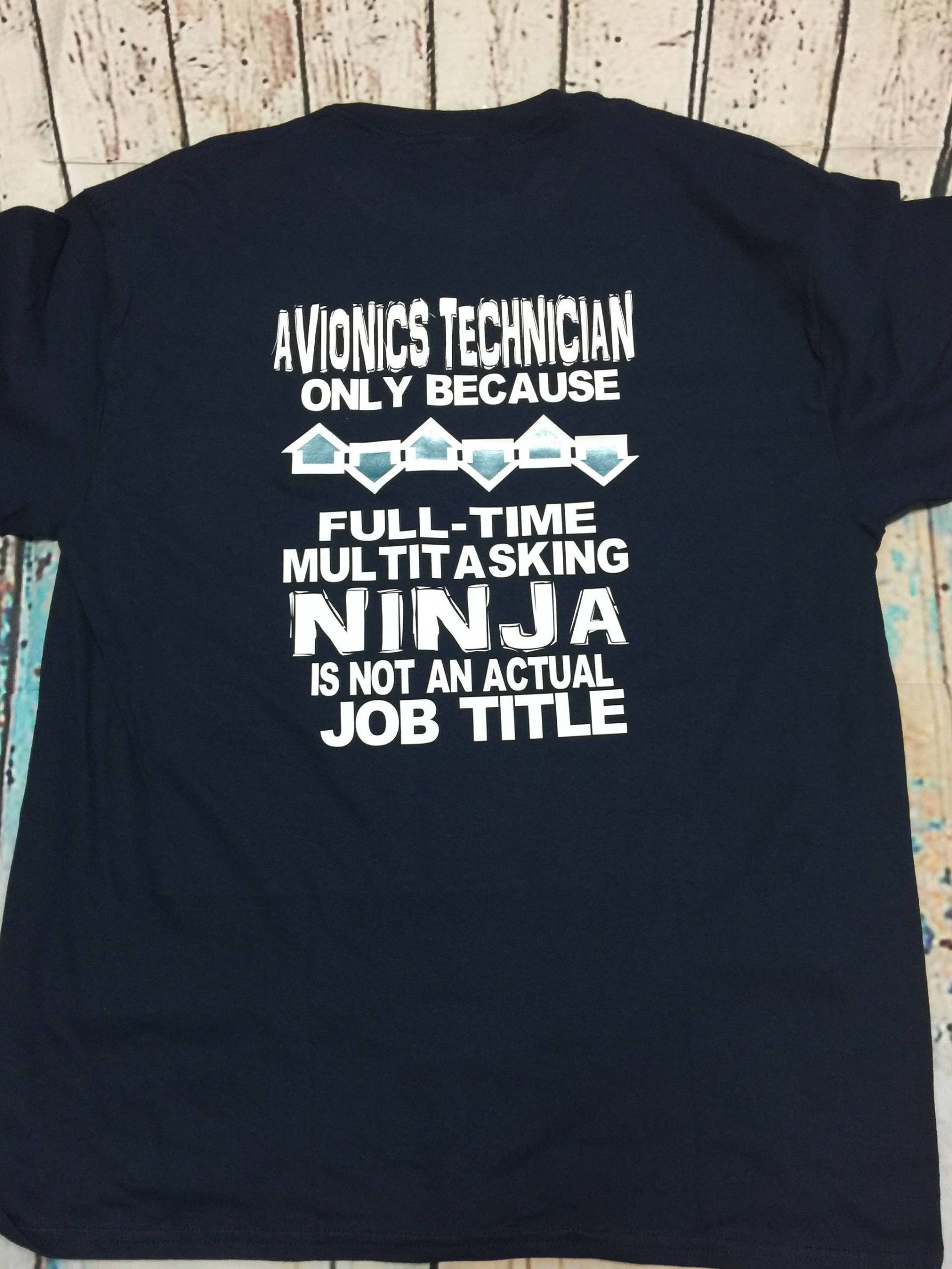 Avionics Technician Nur, Weil Vollzeit-Multitasking Ninja Ist Keine Tatsächliche Berufsbezeichnung Unisex T von cajunkreations