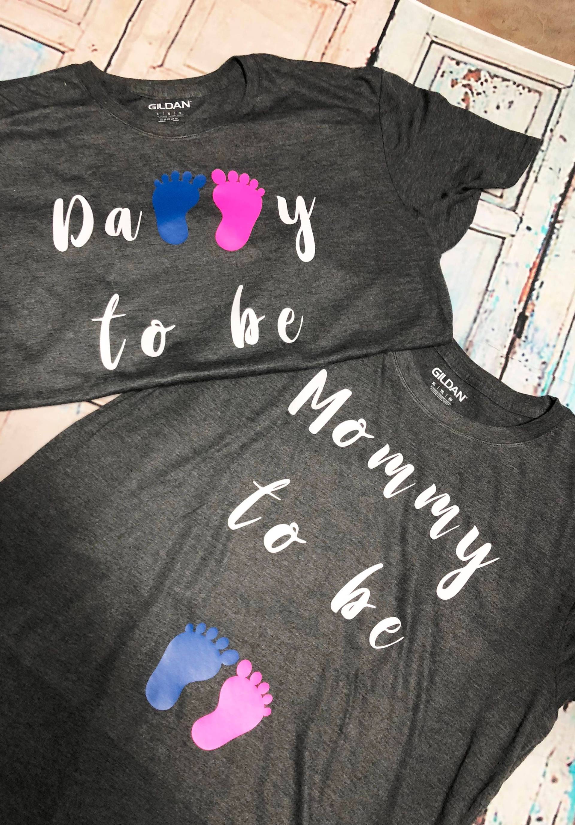 Mommy & Daddy To Be Gender Reveal T-Shirt Set von cajunkreations