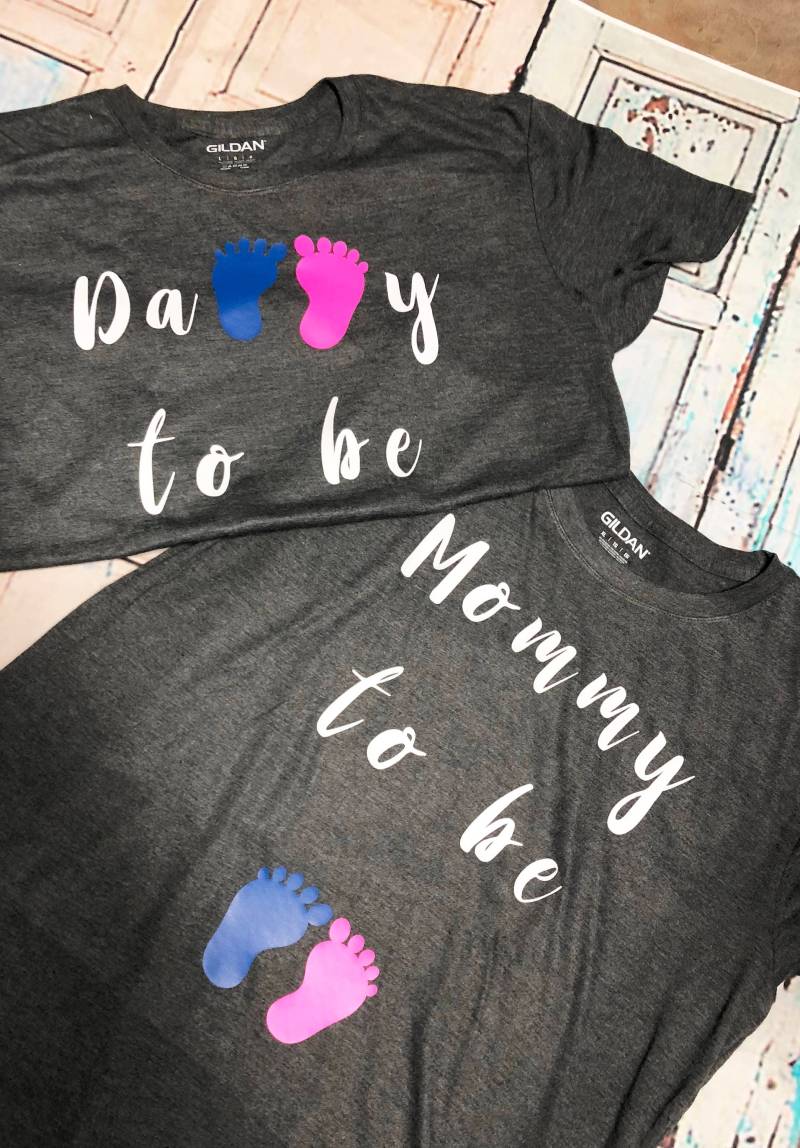 Mommy & Daddy To Be Gender Reveal T-Shirt Set Mommy & Daddy To Be Gender Reveal T-Shirt Set von cajunkreations