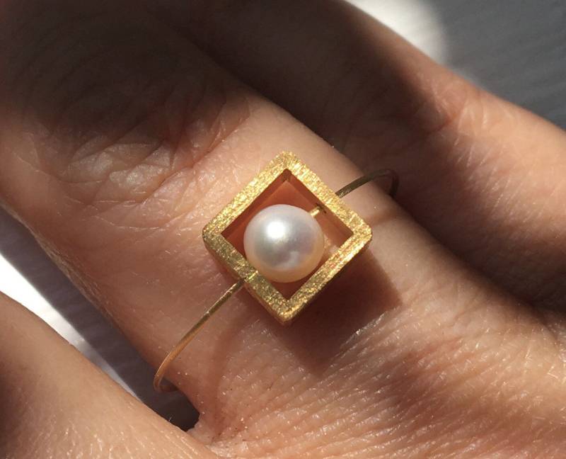 Dainty Pearl Ring. Stackable Freshwater Pearls On A Wire Of Gold von cakecandleholder