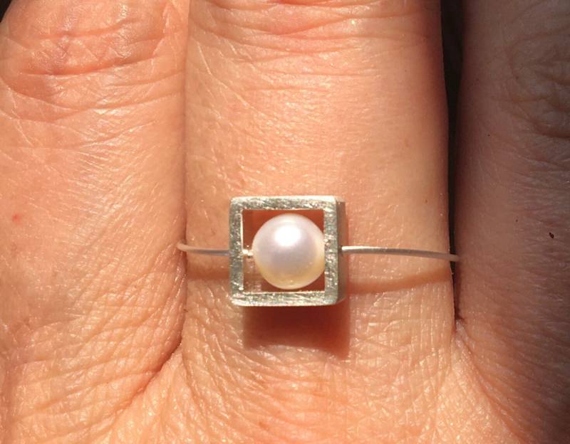 Dainty Pearl Ring. Stackable Freshwater Pearls On A Wire Of Silver von cakecandleholder