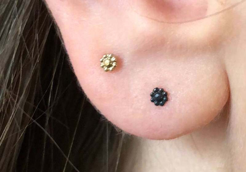 Earring Set. Dainty Studs Daisy in Silver. Mini Earrings von cakecandleholder