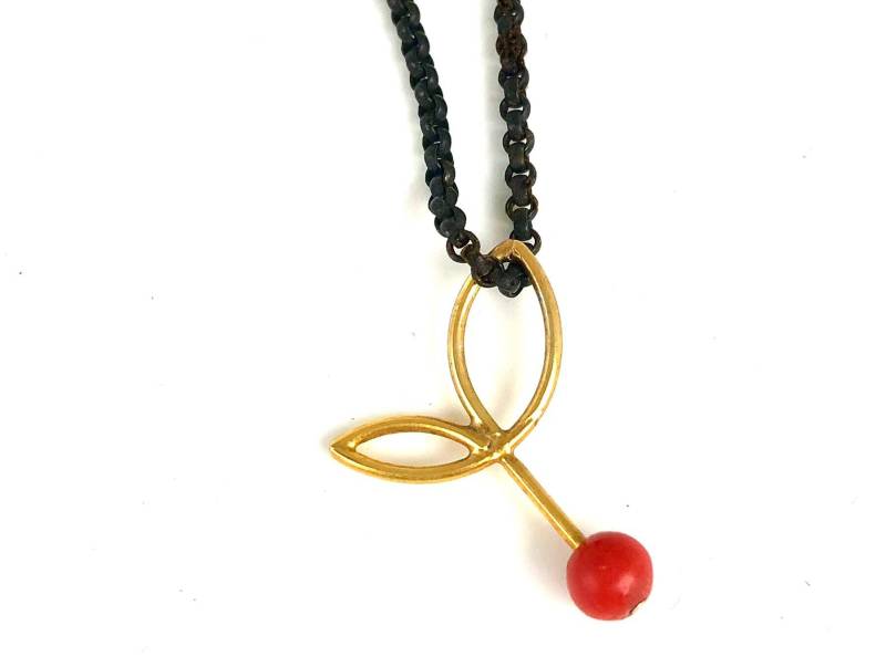 Kirsch Kette. Anhänger Gold Koralle. Handarbeit. Zarte Kette Mit Blättern. Ankerkette Geschwärztes Silber. Verschluss Vergoldet von cakecandleholder