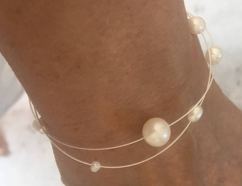 Pearl Bracelet. Freshwater Pearls On A Wire Of Silver von cakecandleholder