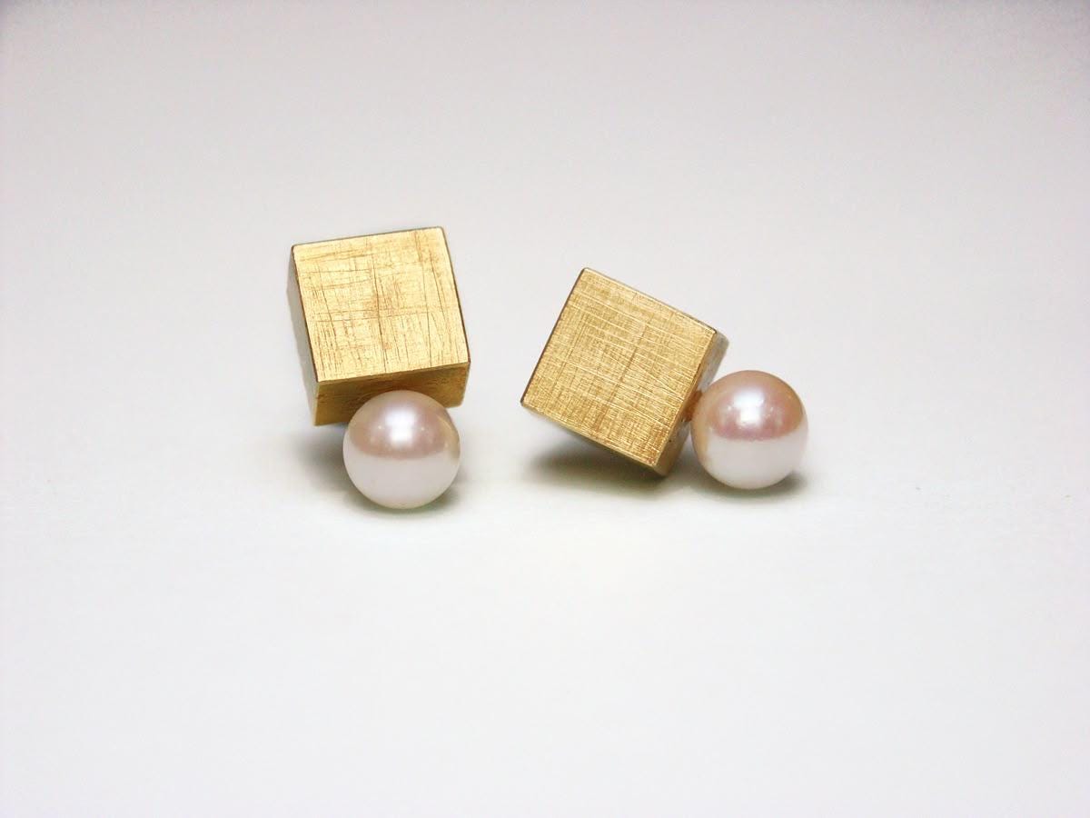 Pearl Earrings. Golden Jewelry With White Freshwater Pearls von cakecandleholder