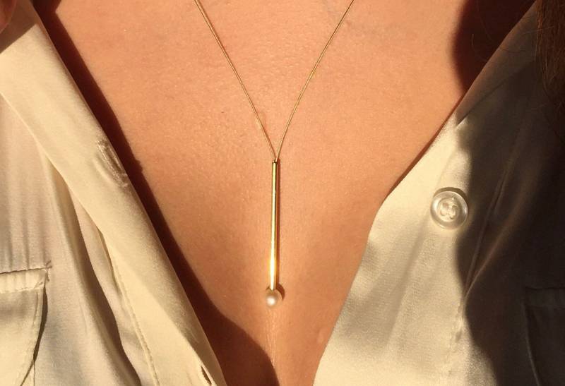 Pearl Necklace. A Freshwater Pearl & A Gold Tube On Wire Of Gold. You Can Vary The Lenght By Yourself, Fixing Ends Position von cakecandleholder