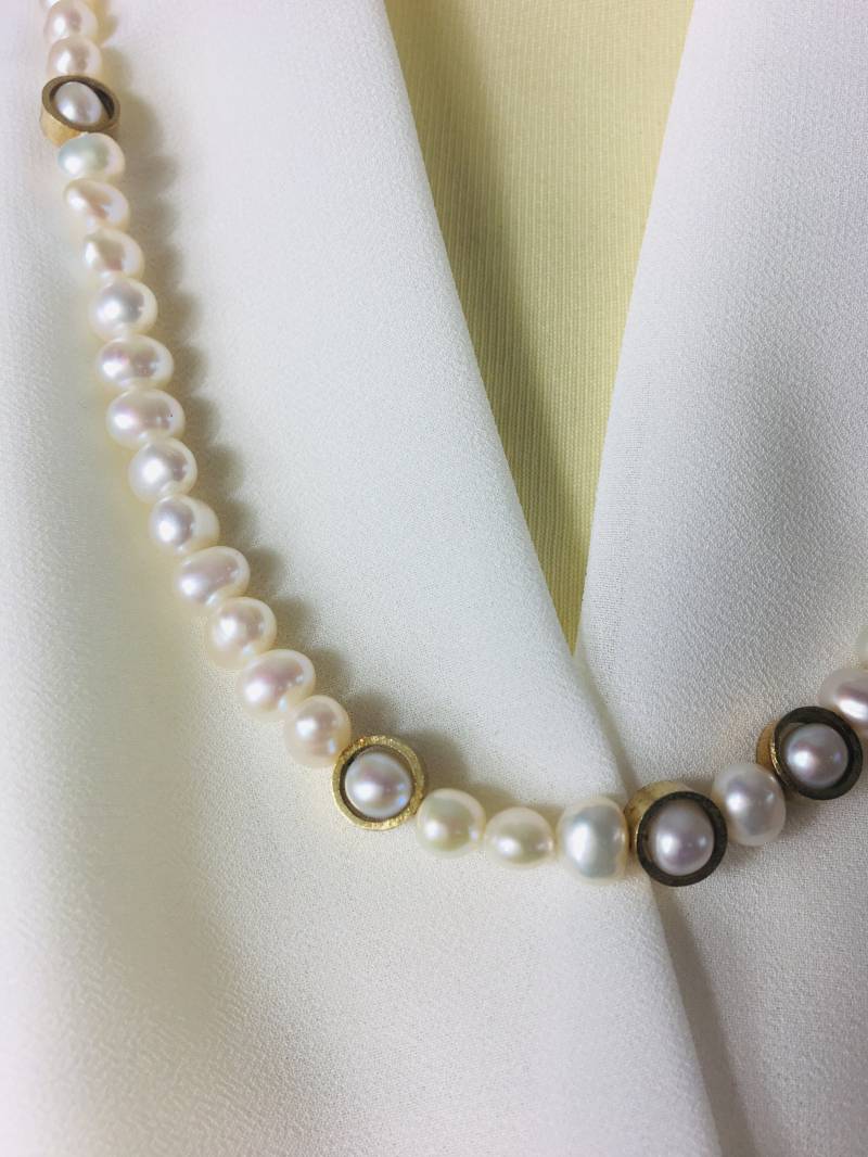 Pearl Necklace. Freshwater Pearls Combined Parts Of Gold & A Forged Clasp von cakecandleholder