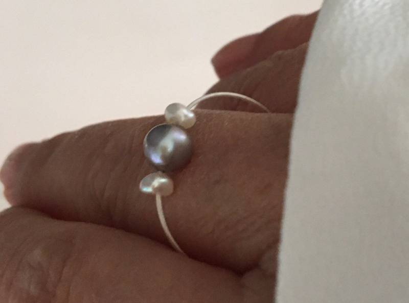 Pearl Ring. White & Grey Freshwater Pearls On A Wire Of Silver. Dainty Stackable von cakecandleholder