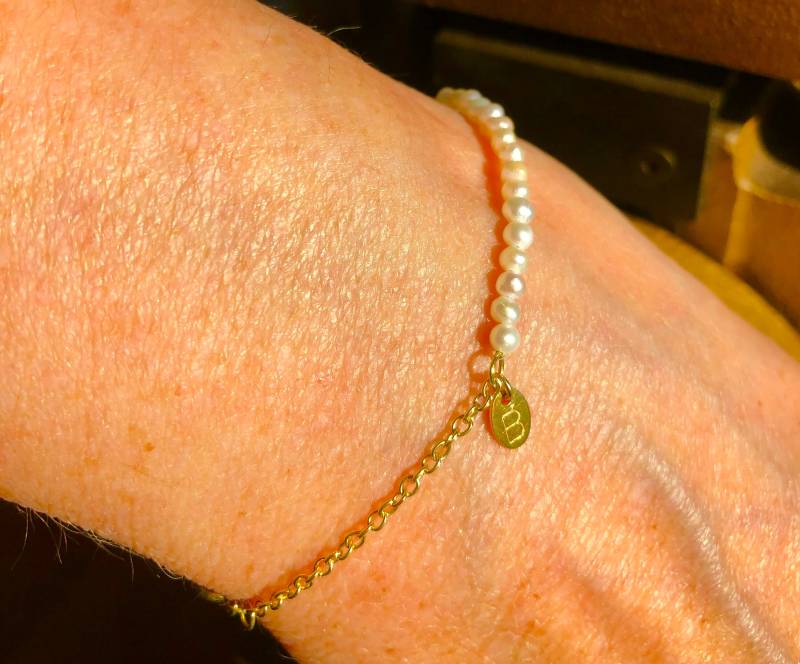 Personalized Pearl Bracelet Freshwater With Gold Chain Your Letter On A Golden Plate von cakecandleholder