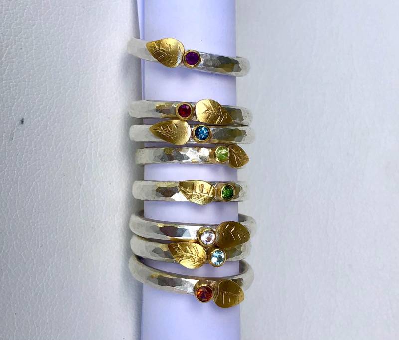 Silberring Mit Individuellem Edelstein & Goldblatt - Gehämmerte Struktur Handgefertigt Geburtsstein Ring von cakecandleholder