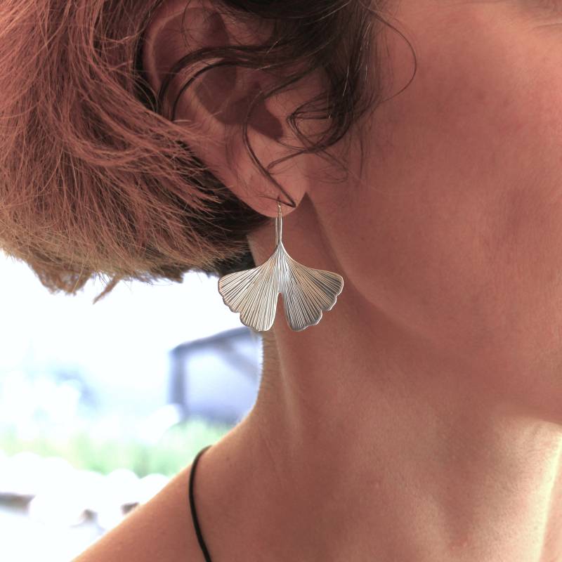 Handgravierte Sterling Silber Ginkgo Blatt Ohrringe von calcagninigioielli