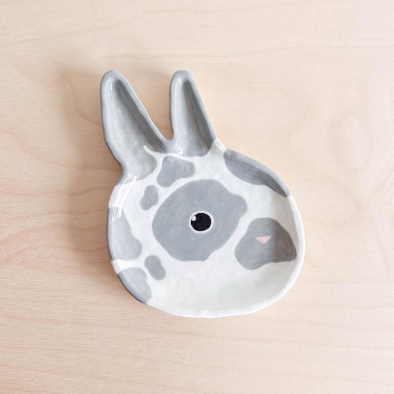 Kleine Schmuckschale, Handgemachte Keramik, Grau Und Weiss Geflecktes Kaninchen, Tiergesicht Kunstwerk, Niedliche Kaninchen Keramik Kunst von calieandco