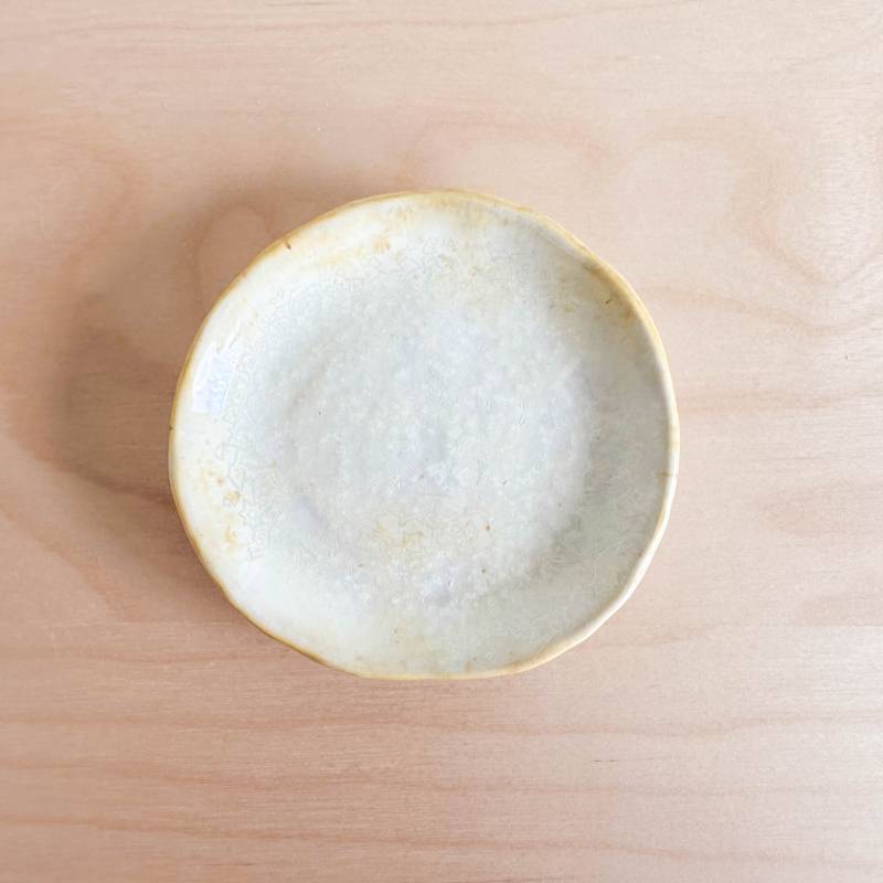 Kleine Ringschale, Handgemachte Keramik, Off-White Gelb, Kristallin Irisierend, Glänzende Glasur, Schmuckschale, Modern Wohndekor von calieandco