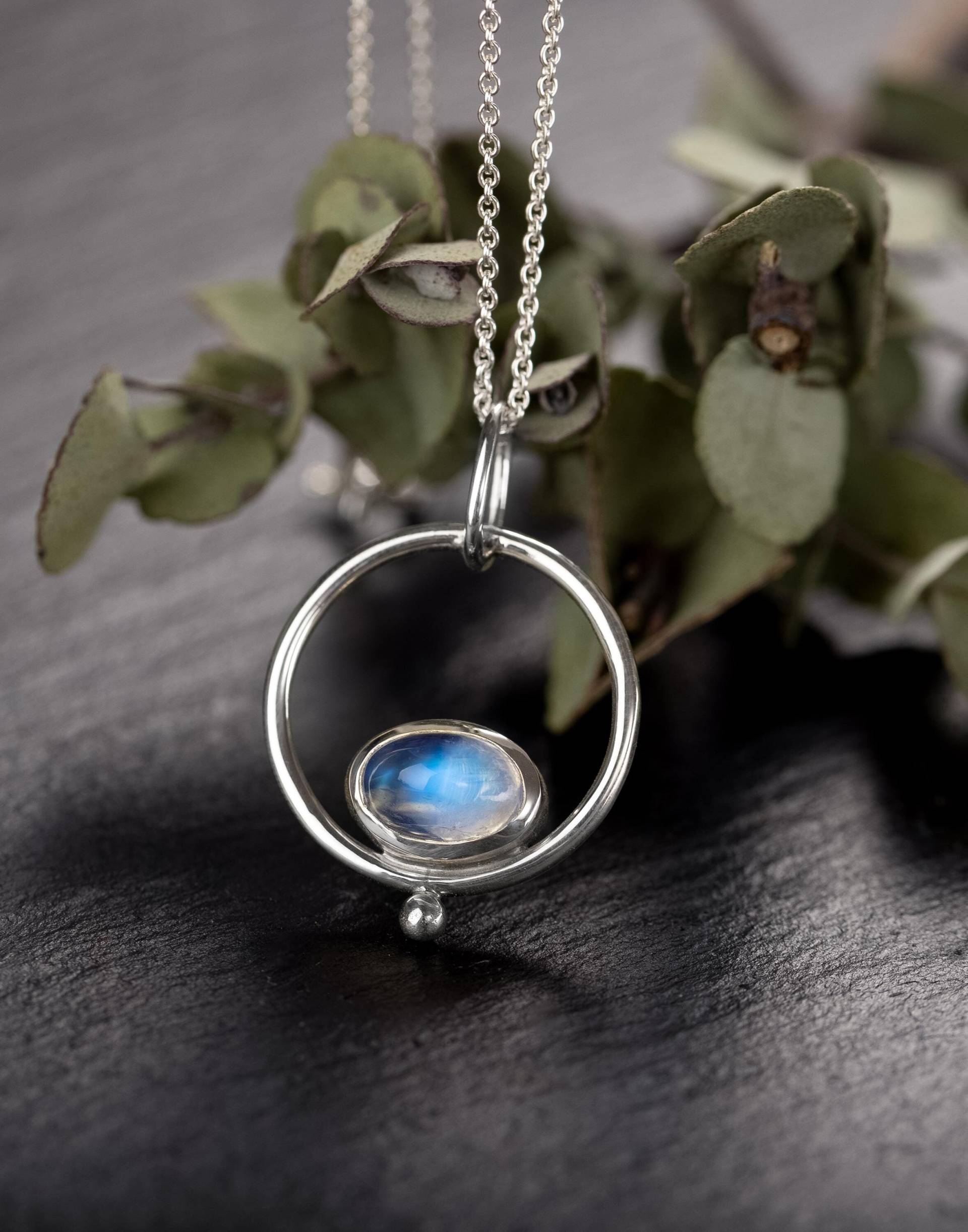 Anhänger "Faraday" Mondstein, Kette, Kettenanhänger, Silberkette, Silber, Silberanhänger, Regenbogenmondstein, Besonders, Zierlich, Caliria von caliriaSchmuck