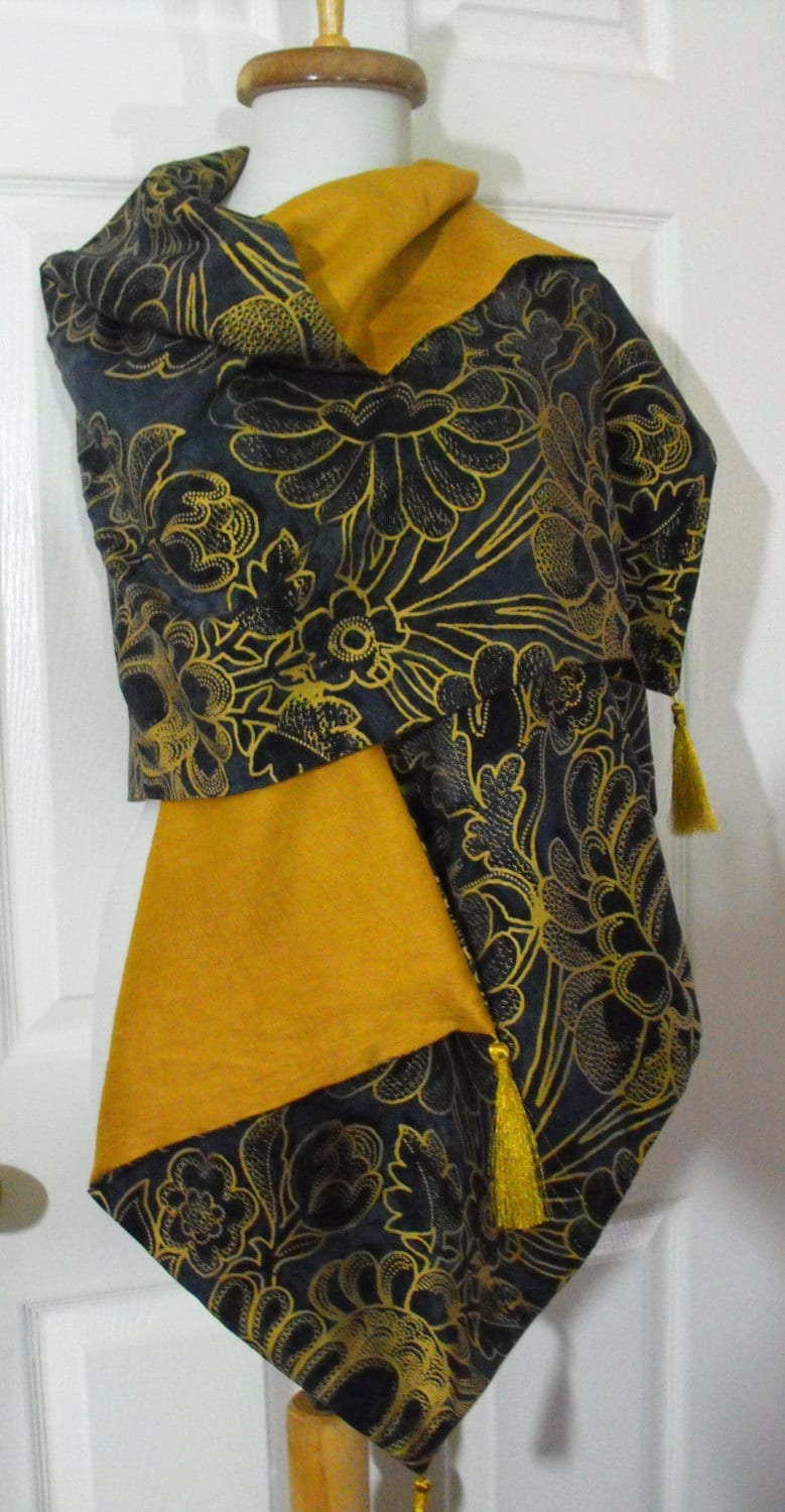 Verkauf Schwarz, Grau, Gold Batik-Print Seide Crepe De Chine Schal Gefüttert Mit Douppioni; Quasten Verkauf Schwarz, Grau, Gold Batik-Print Seide Crepe De Chine Schal Gefüttert Mit Douppioni; Quasten von calla1