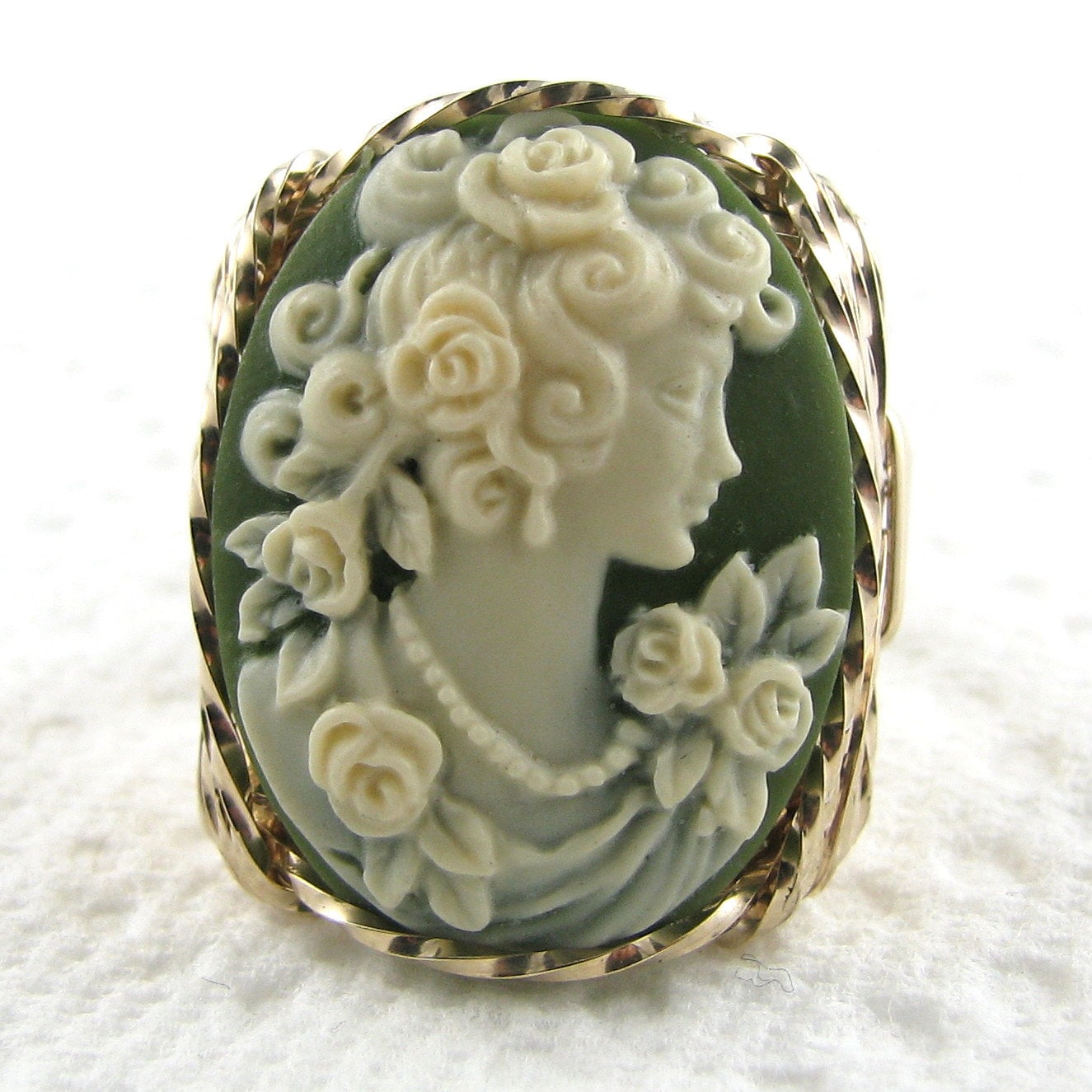 Lady Rose Cameo Ring 14K Rolled Gold Individueller Schmuck von cameojewelryart