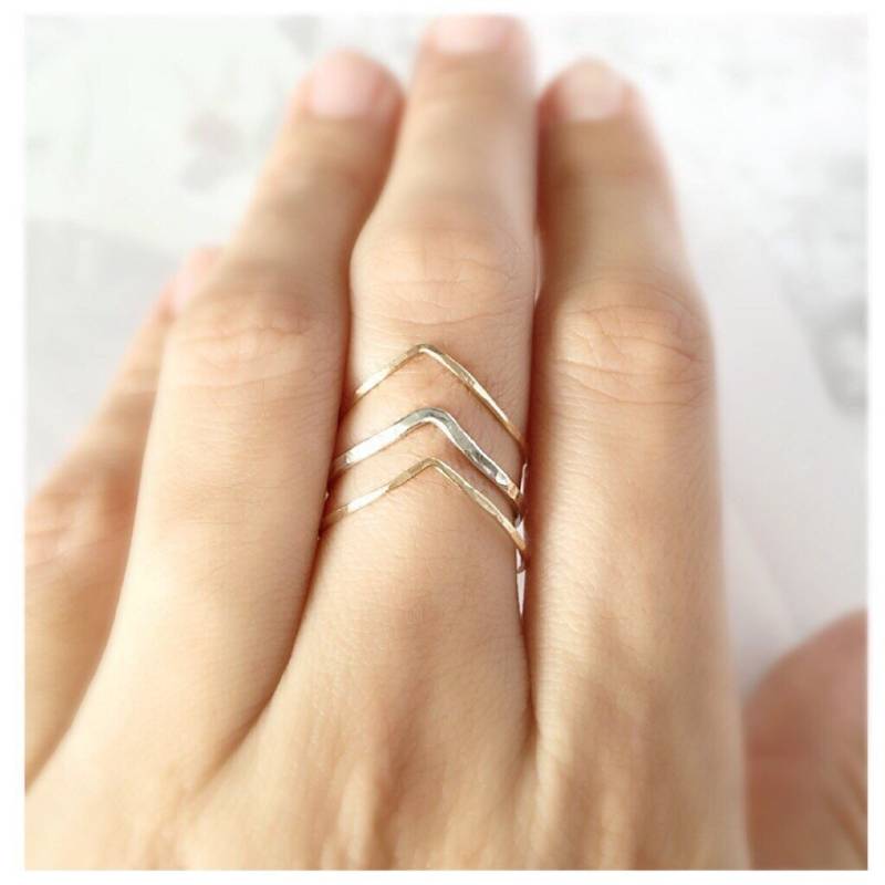 Gold Filled Chevron Stapelringe Set Gehämmerter Midi Ring von camilaestrella