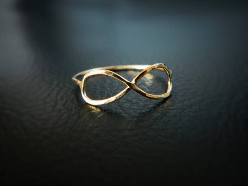 Handgemachter Gold Filled Infinity Ring Zierlicher Freundschaftsschmuck von camilaestrella