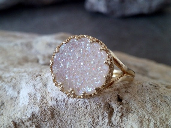 Gold Ring, April Geburtsstein Weißer Achat Druzy Statement Runder Druzzy Stein Lünette Set Ring von candybohojewelry
