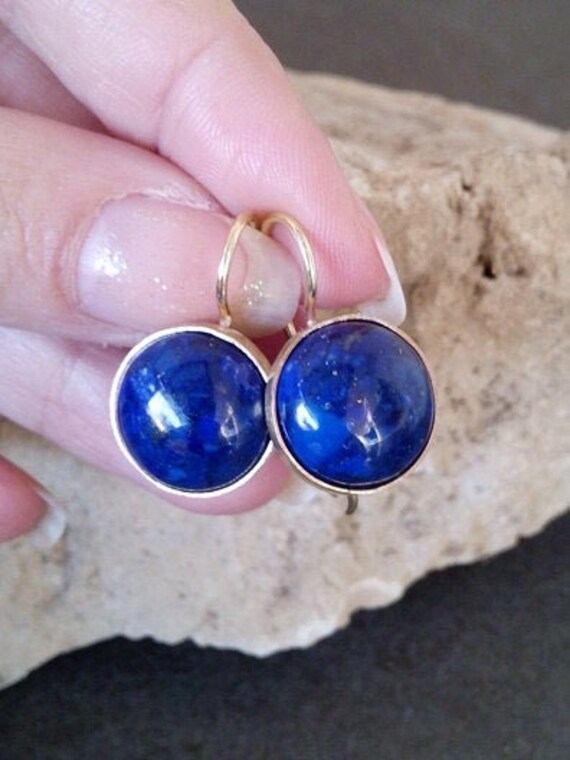 Große Ohrringe, Blaue Lünette Set Vintage Lapis Edelstein Runde Etwas Blau, September Geburtsstein von candybohojewelry