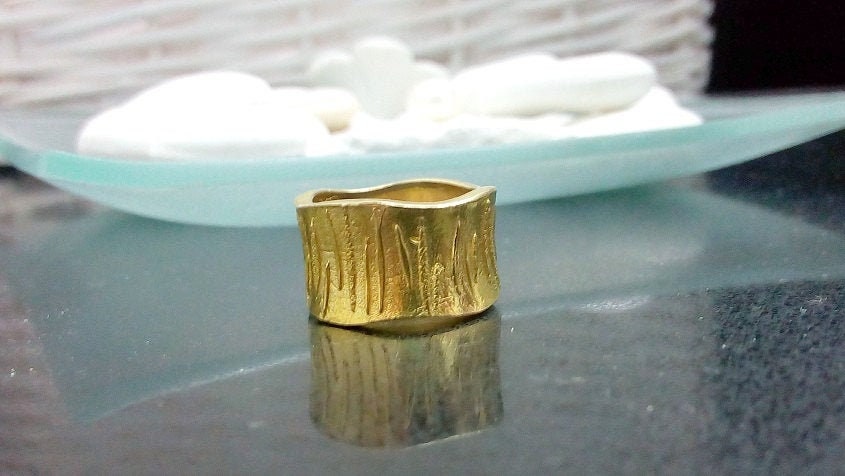 Handgemachter 14K Gold Filled Ehering, Rustikale Musterband von candybohojewelry