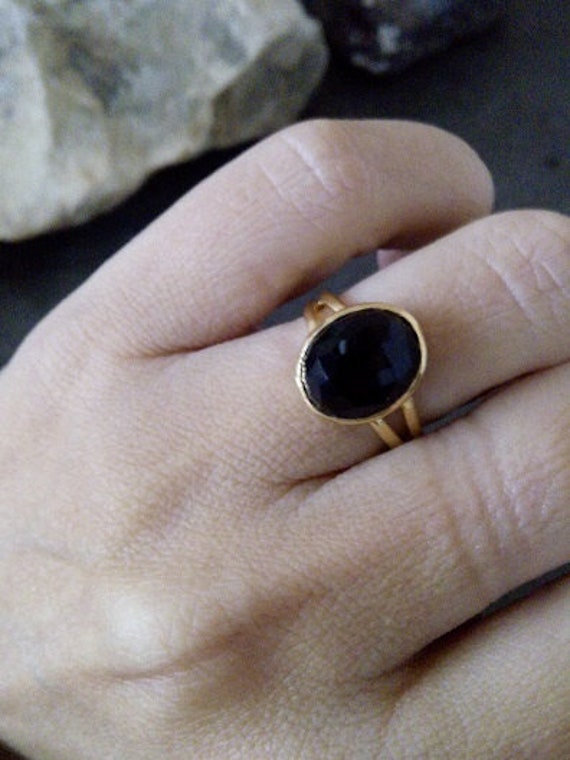 Onyx Geburtsstein Schmuck - Schwarzer Ring Lünette Set Doppelband Edelstein Gold von candybohojewelry