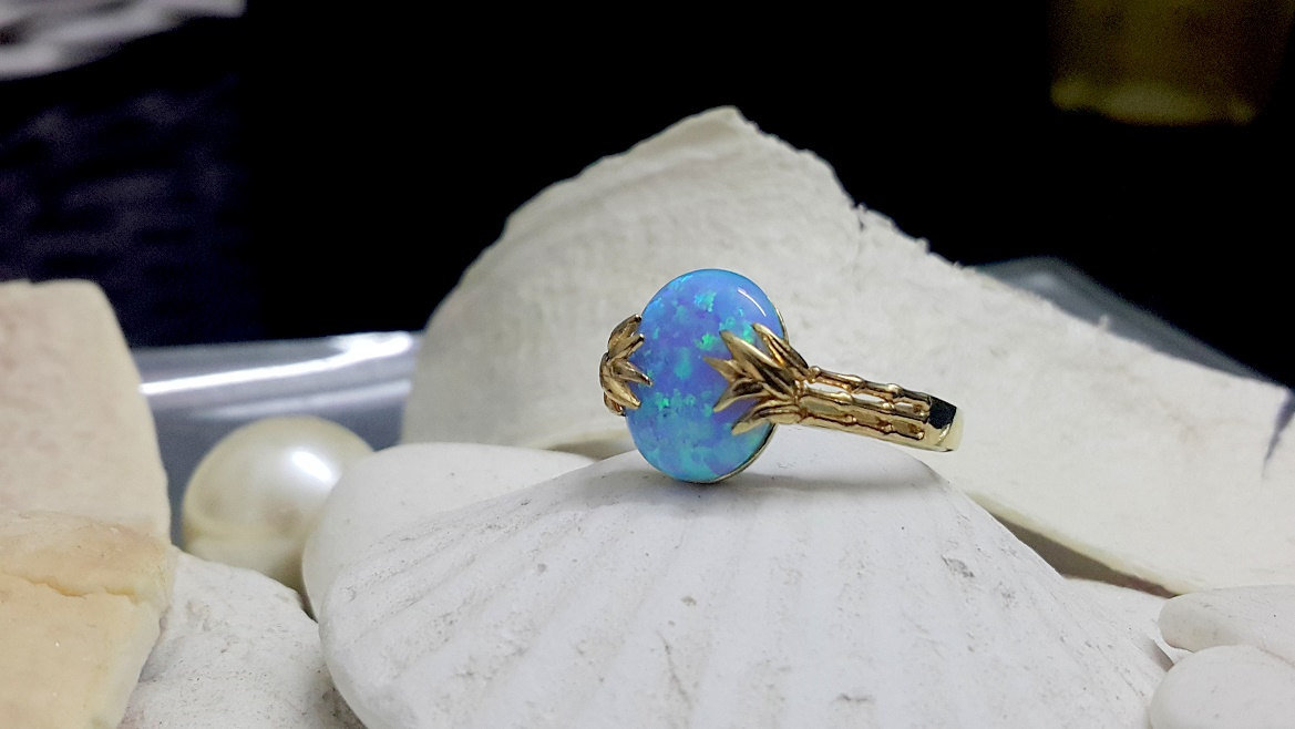 Oval Blue Lab Opal Ring, 14K Gold Filled Edelstein Ring von candybohojewelry