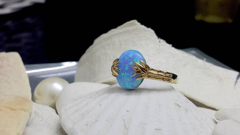 Oval Blue Lab Opal Ring, 14K Gold Filled Edelstein Ring von candybohojewelry