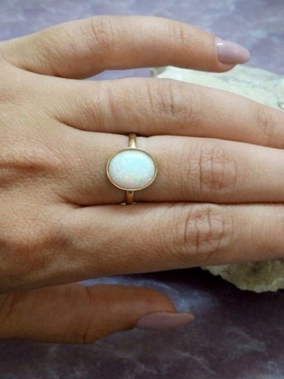 Oval Gewachsener Weißer Opalring, 14K Gold Filled Zargenfassung von candybohojewelry