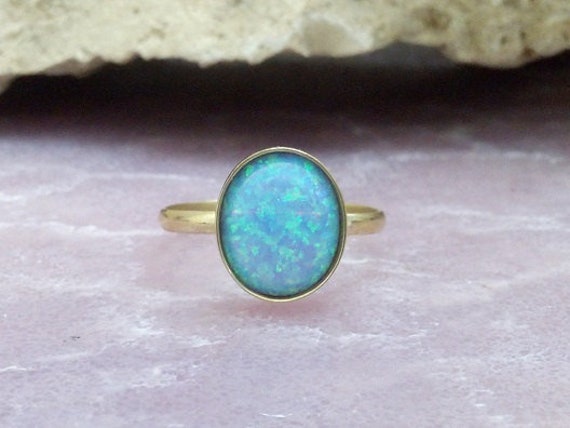 Ovaler Blauer Opal Ring, 14K Gold Filled Zargenfassung von candybohojewelry