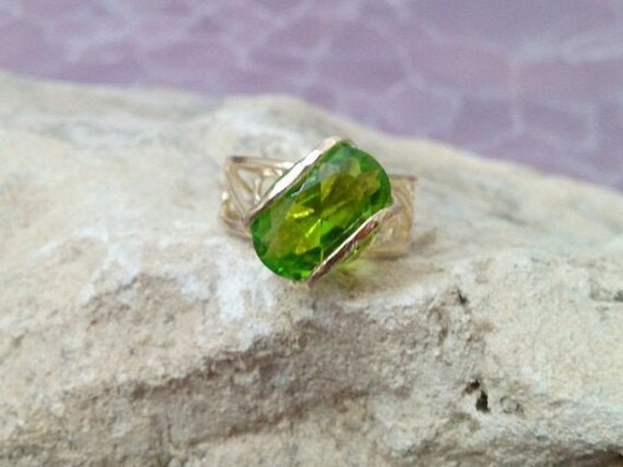 Ovaler Peridot Ring, 14K Gold Filled, Edelstein Olivegrün von candybohojewelry