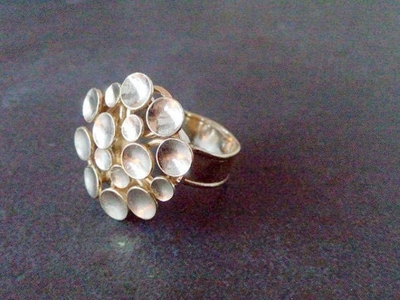 Ring Gold Kreise, Geschenkidee, Handgemachter Ring, Gepunkteter Bio Gehämmerter Gold Cocktail von candybohojewelry