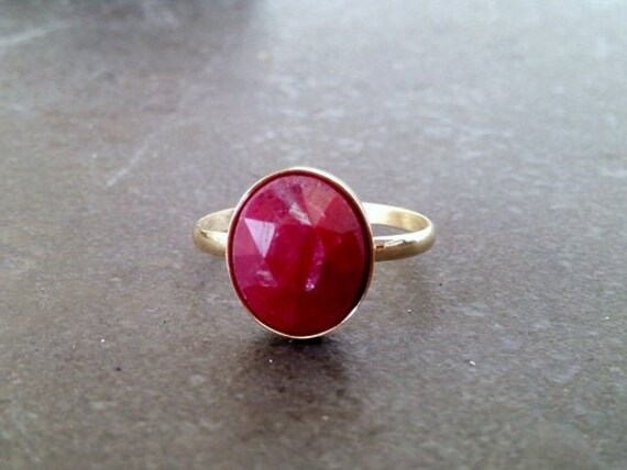 Rubin Ring, Gold Oval Edelstein Juli Geburtsstein Lünette Geburtstag Ring von candybohojewelry